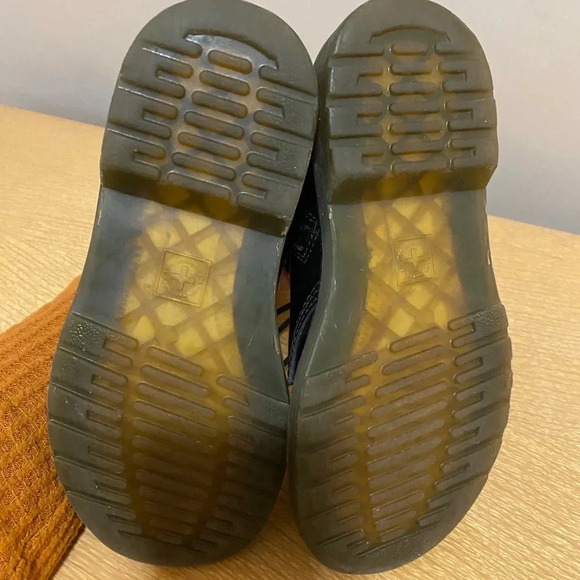 Kids black Dr Marten combat boots, size 1 - Picture 6 of 7